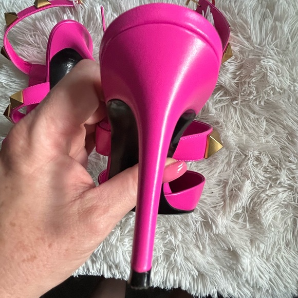 🌸Valentino Roman stud leather pumps 🌸 - Picture 5 of 7